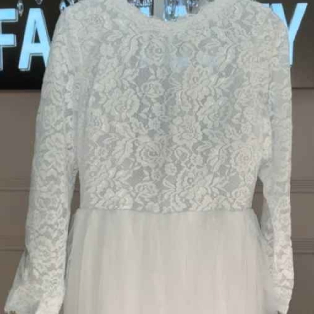 Elegant White Lace Long Sleeve Dress - Picture 2 of 4